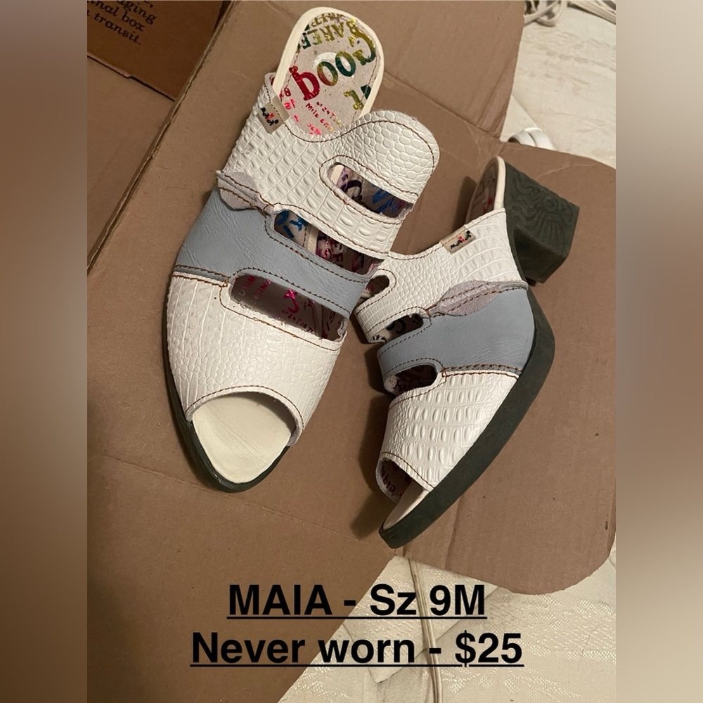 Disregard pic price
MAIA Sz 9M Color:blue&white 
$10